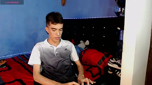 Snapshot of Juan_Gomezz26 chatting on June 3, 10:47 pm Juan Gomezz26 online show from June 3, 10:47 pm