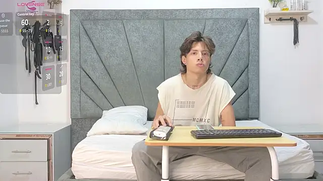 Snapshot of LoganRyder_OS chatting on December 15, 6:41 am LoganRyder OS online show from December 15, 6:41 am