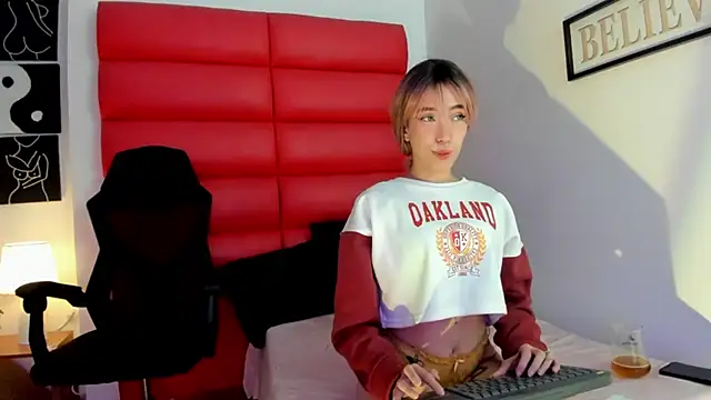 Oliviamonroex18 online show from January 8, 10:49 pm