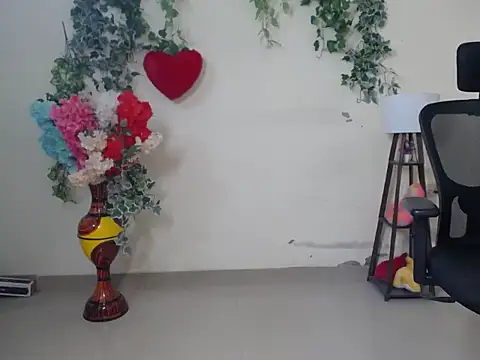 Snapshot of Shy_nivi chatting on June 15, 4:06 pm Shy nivi online show from June 15, 4:06 pm