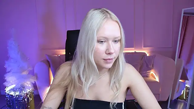 Snapshot of AprilChambers chatting on December 15, 5:24 am AprilChambers online show from December 15, 5:24 am