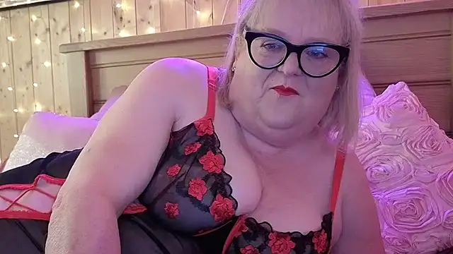 Curvy-Irish-CrystalX online show from February 13, 2:28 pm