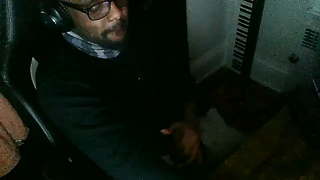 Snapshot of MrUnintentional chatting on December 17, 3:17 pm MrUnintentional online show from December 17, 3:17 pm