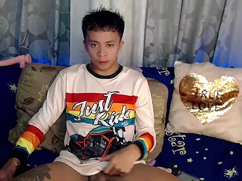 ur twinkKirk6969 online show from May 15, 7:34 pm