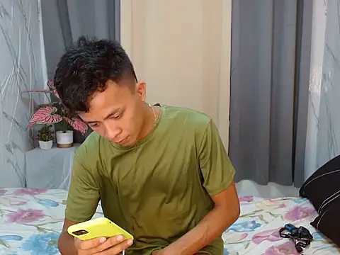 ur twinkKirk6969 online show from April 14, 6:40 am