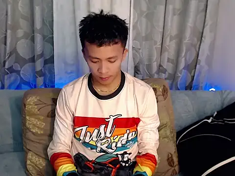 ur twinkKirk6969 online show from May 11, 10:38 am