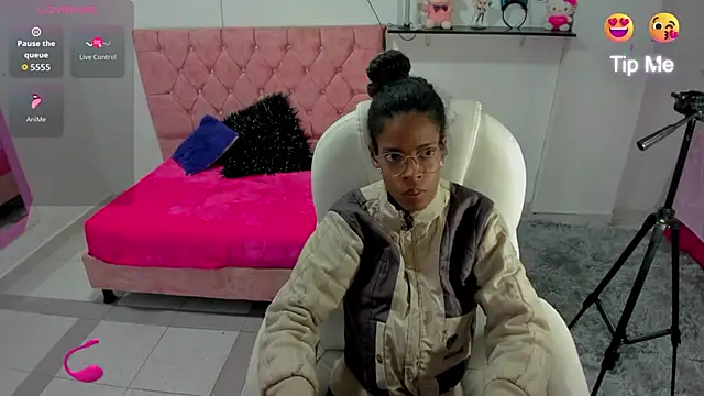 Snapshot of Thianahornyy chatting on December 15, 9:59 am Thianahornyy online show from December 15, 9:59 am