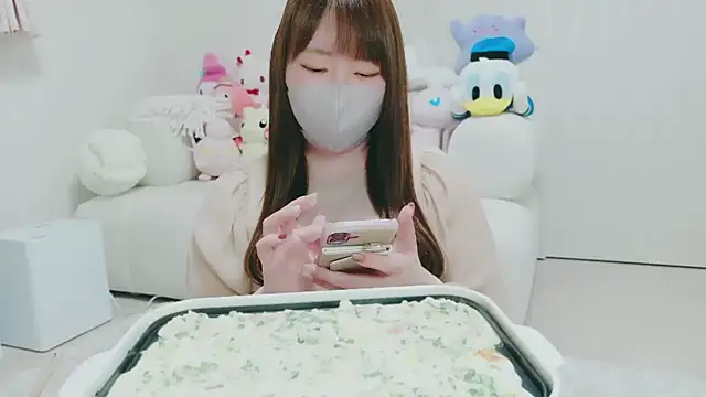 yuyuchan   online show from March 11, 11:15 am