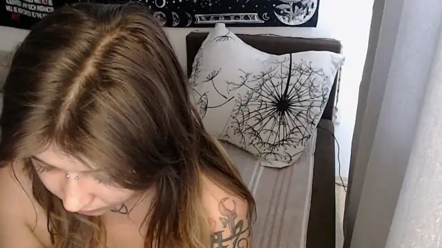 Snapshot of AlienforTwenty chatting on July 20, 10:39 am AlienforTwenty online show from July 20, 10:39 am