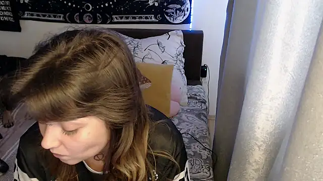 AlienforTwenty online show from May 18, 9:58 am