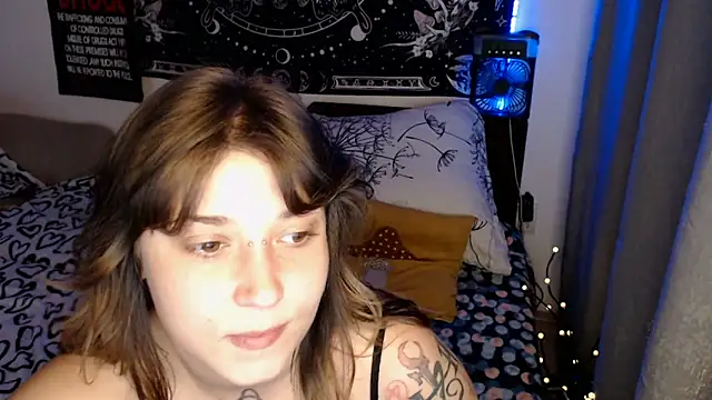 Snapshot of AlienforTwenty chatting on June 8, 7:03 pm AlienforTwenty online show from June 8, 7:03 pm