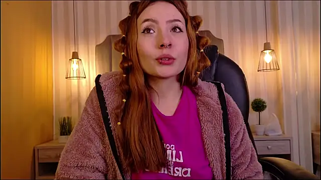 Snapshot of danielamilles chatting on February 5, 3:24 am danielamilles online show from February 5, 3:24 am