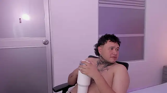 Beele and Evie online show from February 5, 8:48 pm