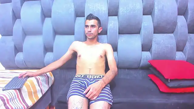 Snapshot of nahomiandandres chatting on January 13, 3:43 am nahomiandandres online show from January 13, 3:43 am