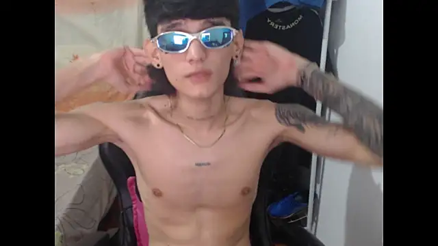 Snapshot of Sweett_Boyy chatting on December 18, 12:16 am Sweett Boyy online show from December 18, 12:16 am