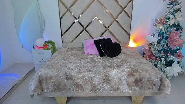 Snapshot of queenie_staar chatting on December 16, 8:57 pm queenie staar online show from December 16, 8:57 pm