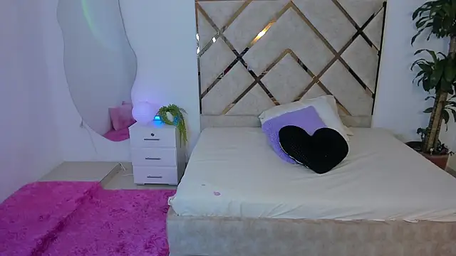 queenie staar online show from January 9, 8:05 pm