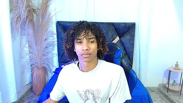 Snapshot of angelll18_ chatting on June 9, 8:32 pm angelll18 online show from June 9, 8:32 pm