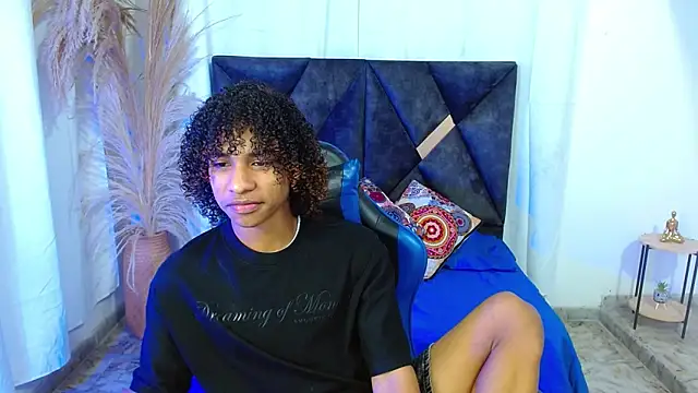 Snapshot of angelll18_ chatting on June 6, 9:20 pm angelll18 online show from June 6, 9:20 pm