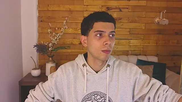 Snapshot of prettyboyy_13 chatting on December 18, 3:11 am prettyboyy 13 online show from December 18, 3:11 am