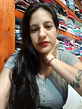 Snapshot of julietaloovee chatting on February 4, 9:32 pm julietaloovee online show from February 4, 9:32 pm