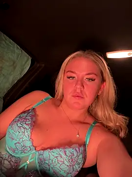 Snapshot of Golidelovee chatting on December 14, 8:25 pm Golidelovee online show from December 14, 8:25 pm