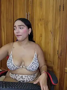 Snapshot of Mia_em chatting on June 11, 12:32 am Mia em online show from June 11, 12:32 am