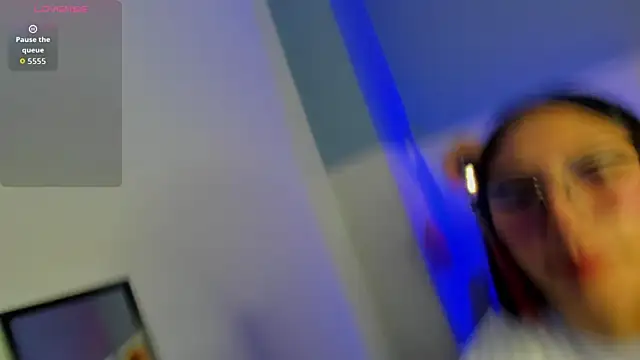 Hiyori Bloom  online show from January 8, 5:35 am