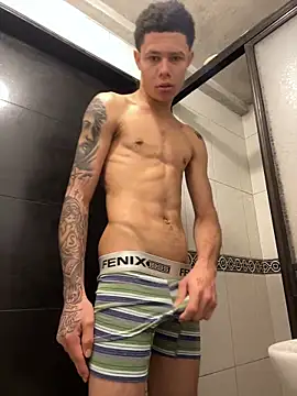 Snapshot of Danseuz chatting on December 14, 3:39 pm Danseuz online show from December 14, 3:39 pm