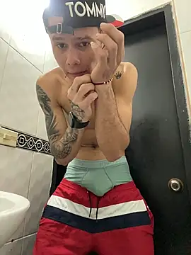 Snapshot of Danseuz chatting on December 15, 5:19 pm Danseuz online show from December 15, 5:19 pm