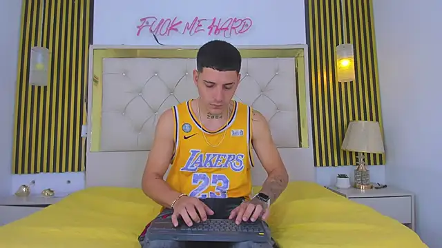 Snapshot of Foxx_king chatting on December 15, 12:22 pm Foxx king online show from December 15, 12:22 pm