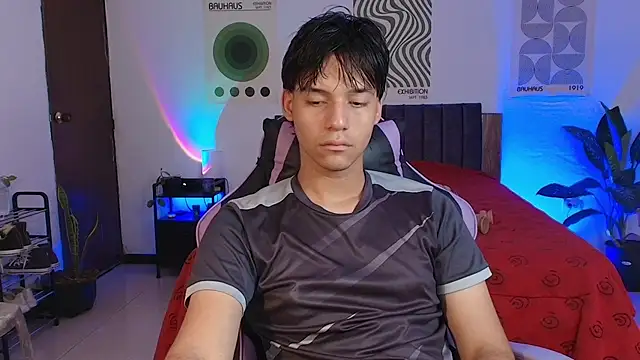 Snapshot of CrisotpherMoretti chatting on December 16, 5:17 pm CrisotpherMoretti online show from December 16, 5:17 pm