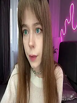 Snapshot of Moonliiine chatting on December 16, 5:55 am Moonliiine online show from December 16, 5:55 am