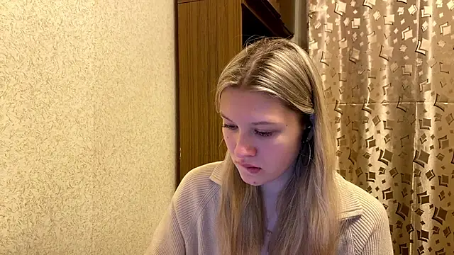 Snapshot of SkyeDavis chatting on December 21, 7:04 pm SkyeDavis online show from December 21, 7:04 pm