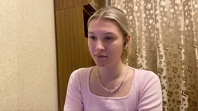 Snapshot of SkyeDavis chatting on December 16, 8:13 pm SkyeDavis online show from December 16, 8:13 pm