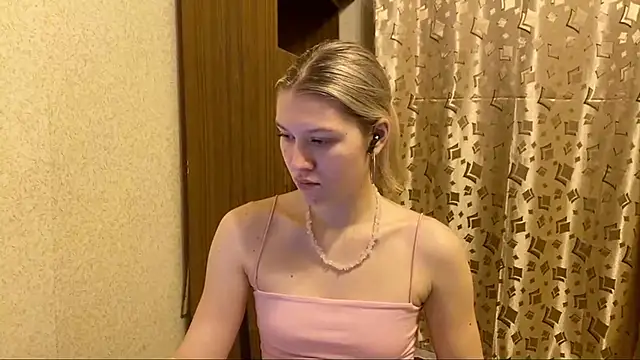 Snapshot of SkyeDavis chatting on December 19, 7:16 pm SkyeDavis online show from December 19, 7:16 pm