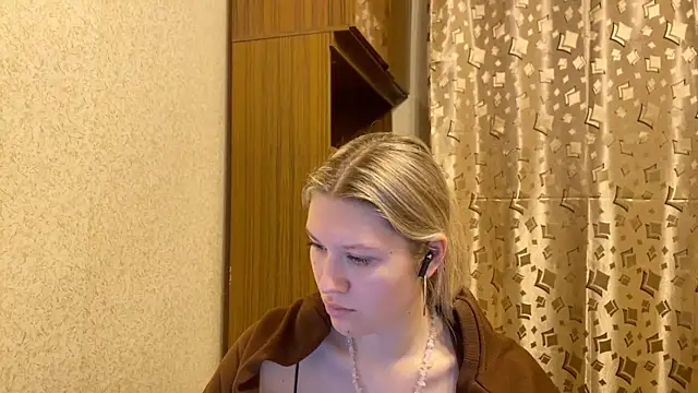 Snapshot of SkyeDavis chatting on December 18, 7:07 pm SkyeDavis online show from December 18, 7:07 pm