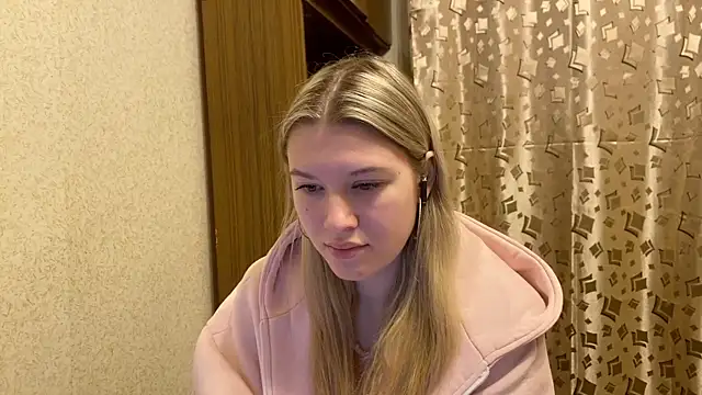 Snapshot of SkyeDavis chatting on December 17, 7:19 pm SkyeDavis online show from December 17, 7:19 pm