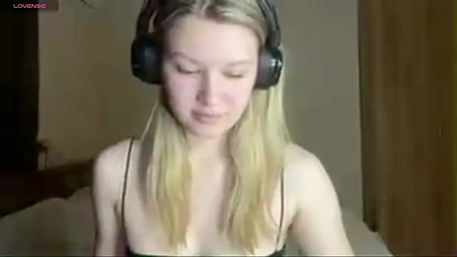 Snapshot of SkyeDavis chatting on February 5, 8:59 pm SkyeDavis online show from February 5, 8:59 pm