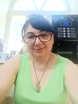Snapshot of MariSwan222 chatting on June 12, 6:33 am MariSwan222 online show from June 12, 6:33 am
