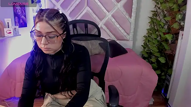 Snapshot of Sraemma chatting on December 17, 10:26 pm Sraemma online show from December 17, 10:26 pm