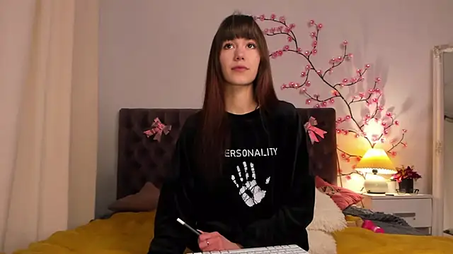 Snapshot of MilanaHotts chatting on February 5, 6:42 am MilanaHotts online show from February 5, 6:42 am