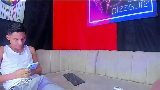 Snapshot of Damian_and_theo chatting on January 8, 11:38 am Damian and theo online show from January 8, 11:38 am