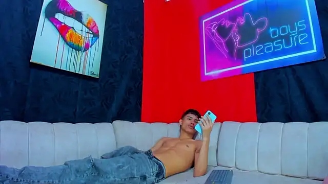 Snapshot of Damian_and_theo chatting on January 12, 11:17 am Damian and theo online show from January 12, 11:17 am