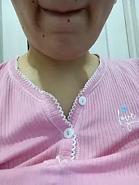 Snapshot of Emilyhomegirl1 chatting on February 3, 2:33 pm Emilyhomegirl1 online show from February 3, 2:33 pm