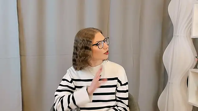 JeaneneWoltz online show from December 18, 9:03 am