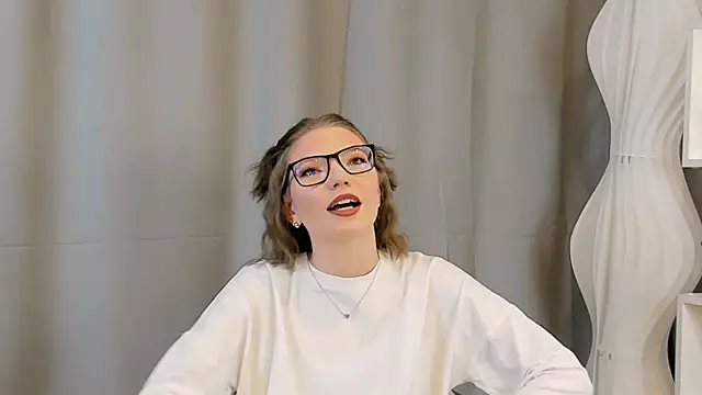 JeaneneWoltz online show from December 19, 9:00 am