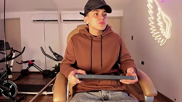  TaylorBlack online show from April 11, 11:25 am