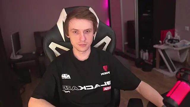 Snapshot of art_hunter chatting on December 15, 8:47 pm art hunter online show from December 15, 8:47 pm