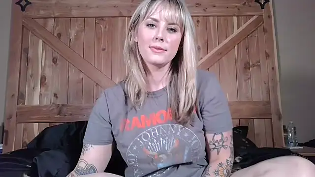 onesmittenkitten online show from May 19, 5:42 pm